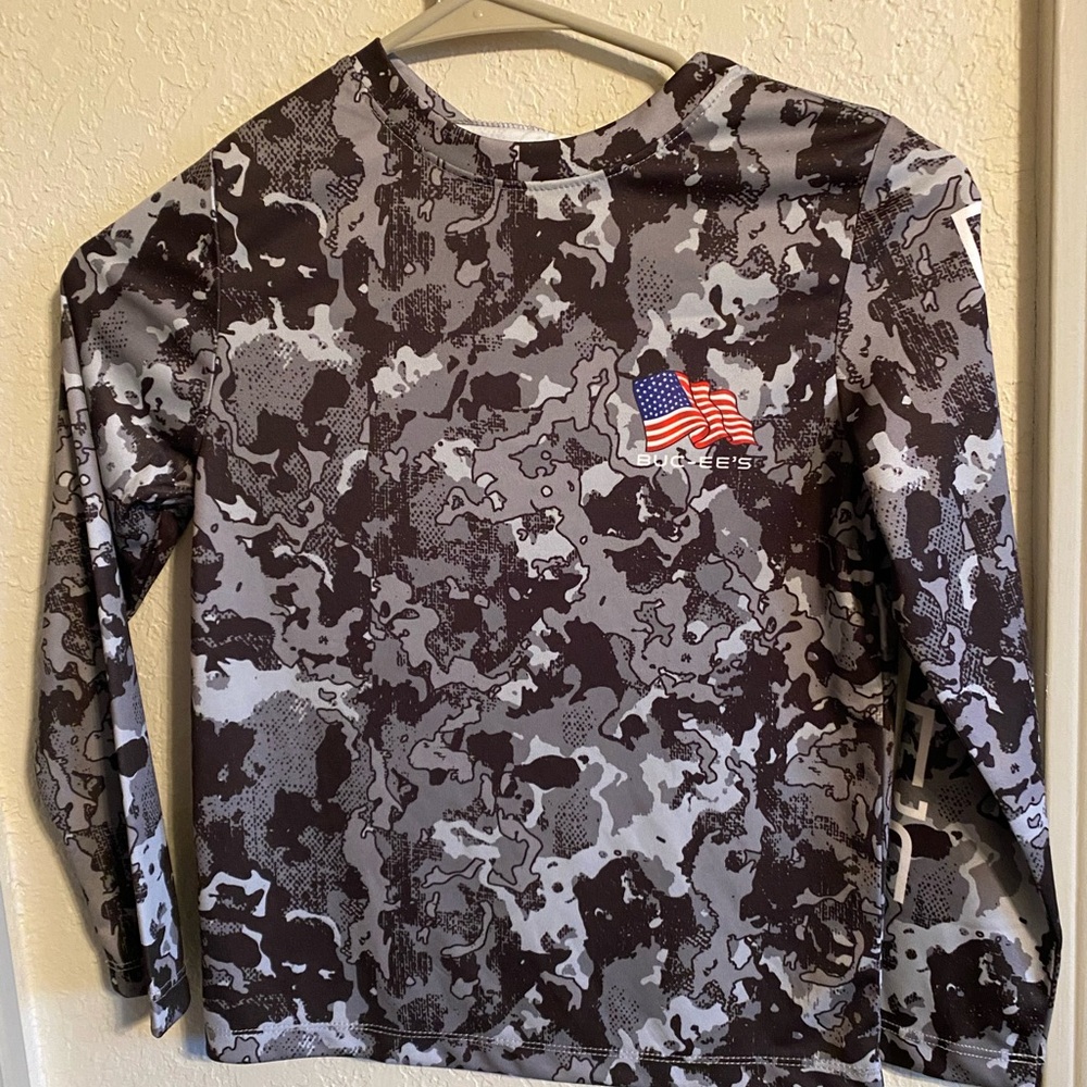 NWT Buc-ee’s YXS camo long sleeve shirt